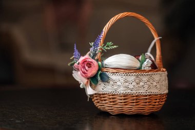 Paskalya yumurtaları kırsal arka planda dekoratif sepette. Yüksek resulotion resmi.