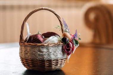 Paskalya yumurtaları kırsal arka planda dekoratif sepette. Yüksek resulotion resmi.