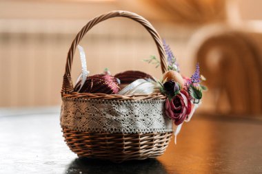 Paskalya yumurtaları kırsal arka planda dekoratif sepette. Yüksek resulotion resmi.