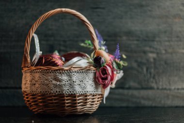 Paskalya yumurtaları kırsal arka planda dekoratif sepette. Yüksek resulotion resmi.