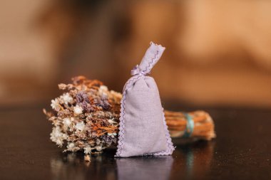 Kırsal arka planda izole edilmiş bir çuvalda kurutulmuş lavanta. Arka planda bir demet lavanta. Yüksek resulotion resmi.