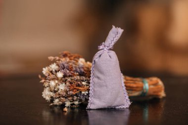 Kırsal arka planda izole edilmiş bir çuvalda kurutulmuş lavanta. Arka planda bir demet lavanta. Yüksek resulotion resmi.