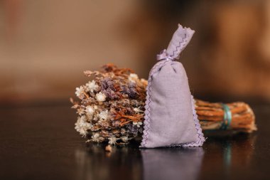 Kırsal arka planda izole edilmiş bir çuvalda kurutulmuş lavanta. Arka planda bir demet lavanta. Yüksek resulotion resmi.