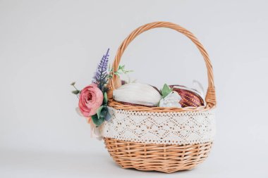 Paskalya. Pastel pembe arka planda yumurtalı sepet. Yüksek resulotion resmi.