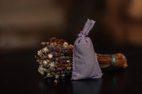 Gedroogde Lavendel Een Zak Geïsoleerd Rustieke Achtergrond Boeket Lavendel Zak — Stockfoto