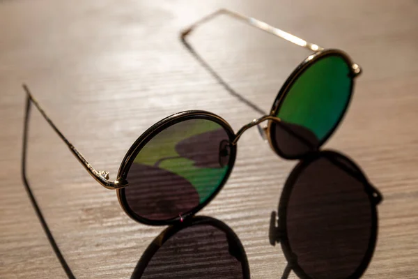 Gröna Speglade Runda Solglasögon Trä Bakgrund Närbild Hög Resultatbild — Stockfoto