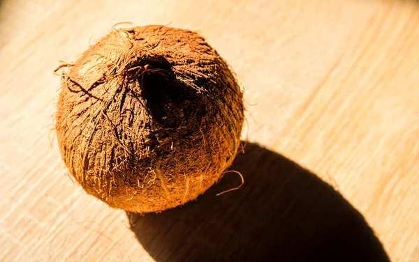 Großaufnahme Einer Kokosnuss Auf Einem Hölzernen Hintergrund Und Schatten Hochauflösendes — Stockfoto