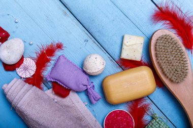 Mavi ahşap masadaki doğal organik ürünlerle spa seti ya da set konsepti. Sabun ve Sıvı. Aromaterapi pembe tuz. Metnin için kopyalama alanı olan üst görünüm. Yüksek resulotion resmi.