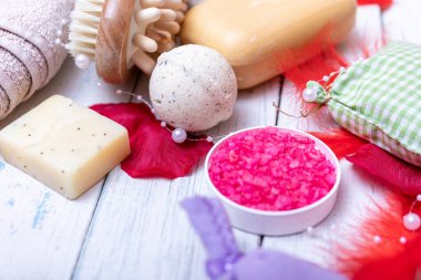 Spa seti ya da doğal organik ürünlerle ahşap masaya konulmuş bir konsept. Yumuşak odaklı sabun ve sıvı. Aromaterapi pembe tuz. Metnin için fotokopi alanı olan bir hayat. Yüksek resulotion resmi.