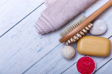 Beyaz ahşap masa üzerinde doğal organik ürünlerle spa seti ya da set konsepti. Sabun ve Sıvı. Aromaterapi pembe tuz. Metnin için kopyalama alanı olan üst görünüm. Yüksek resulotion resmi.