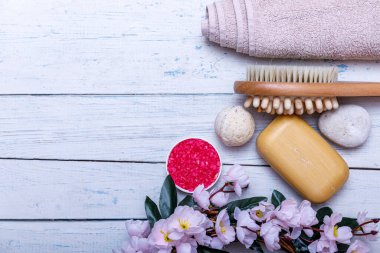 Beyaz ahşap masa üzerinde doğal organik ürünlerle spa seti ya da set konsepti. Sabun ve Sıvı. Aromaterapi pembe tuz. Metnin için kopyalama alanı olan üst görünüm. Yüksek resulotion resmi.