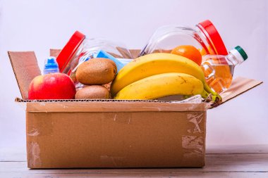 Eski ahşap arka planda yiyecek olan bağış kutusu. İnsanlar bağış kutusundan gri arka planda yiyecek şeyler yapıyorlar. Yüksek resulotion resmi.