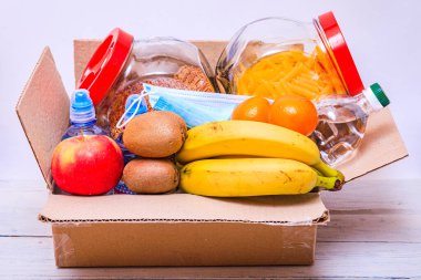 Eski ahşap arka planda yiyecek olan bağış kutusu. İnsanlar bağış kutusundan gri arka planda yiyecek şeyler yapıyorlar. Yüksek resulotion resmi.