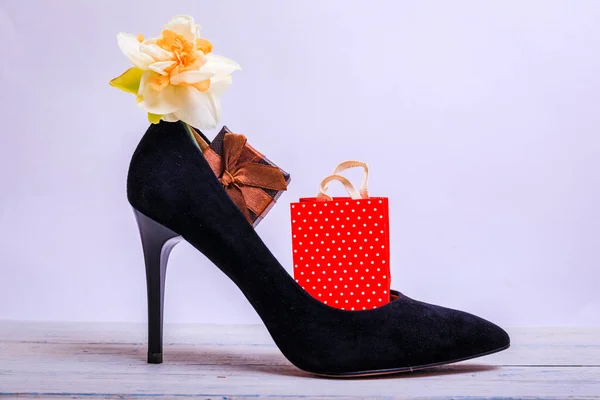 Geschenkbox Schwarzem Schuh Auf Weißem Holztisch Blumen Geschenke Und Schuhe — Stockfoto