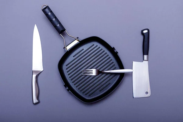 Sartén Parrilla Vacía Mesa Cocina Cuchillos Metal Sobre Fondo Gris — Foto de Stock