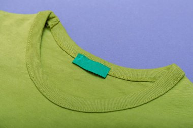 Logonuzun üzerinde boş etiketli yeşil kazak ya da gri arka planda mesaj. Yüksek resulotion resmi.