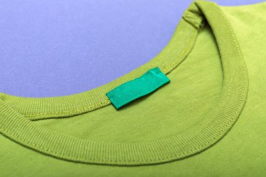 Logonuzun üzerinde boş etiketli yeşil kazak ya da gri arka planda mesaj. Yüksek resulotion resmi.