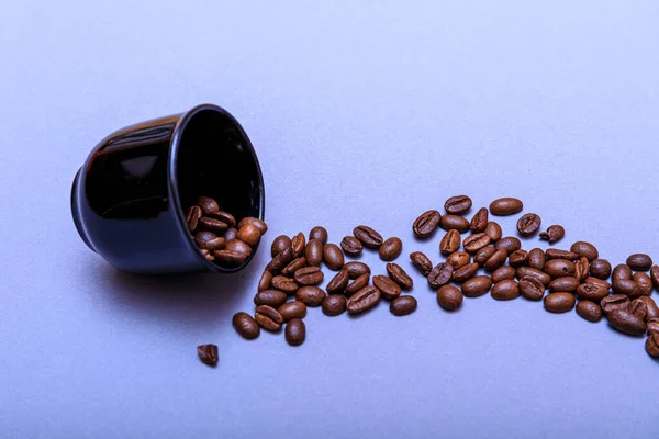 Gemorste Koffiebonen Uit Zwarte Keramische Beker Hoge Resultaatwaarde — Stockfoto