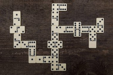 Köy ahşap arka planda Domino oyunu. Oyun dominosu konsepti. Yüksek resulotion resmi.