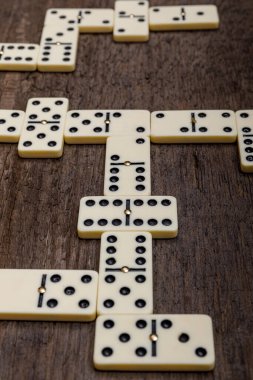 Köy ahşap arka planda Domino oyunu. Oyun dominosu konsepti. Yüksek resulotion resmi.