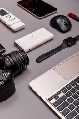 Dijital kamera, harici sabit diski olan usb ya da gri kağıt arka planda profesyonel fotoğrafçının bataryası ve ekipmanı. Tasarımcı iş yeri konsepti. Yüksek resulotion resmi.