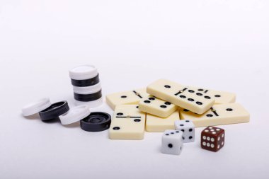 Beyaz arka planda çeşitli masa oyunları, satranç, zar ve domino taşları. Yüksek resulotion resmi.