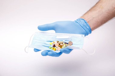 Adam elinde koruyucu eldivenle ilaç ya da tedavi ilacı dozunu tutuyor. Coronavirus problemi ve covid-19 koruma konsepti. Yüksek resulotion resmi.