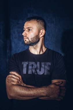 Sakallı yakışıklı bir adamın portresi. Sporcunun yakın plan fotoğrafı. Yüksek resulotion resmi.