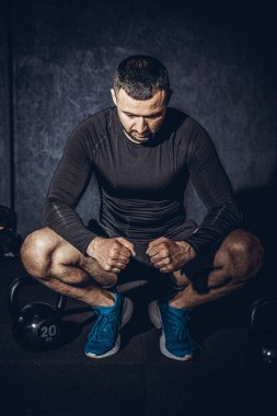Sakallı jimnastikçi ağırlık antrenmanı yapıyor. Ağır kettlebell kaldırarak. Yüksek resulotion resmi.