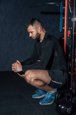 Spor yaptıktan sonra soyunma odasında havluyla sakallı yakışıklı atletik adam. Yüksek resulotion resmi.