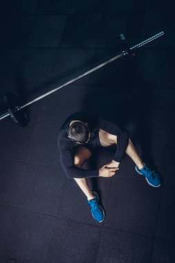 Yüksek resülosyon görüntüsü. Sakallı yakışıklı fitness adamı spor salonunda rahatça oturuyor. Keyifli bir şekilde telif hakkı motivasyonu. Spor yaşam tarzı, mutluluk, aktif insanlar konsepti..