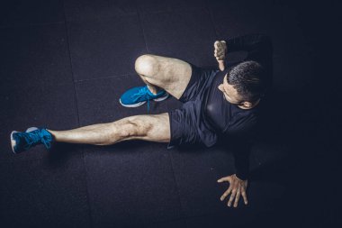 Sakallı yakışıklı bir adamın spor salonunda yoga egzersizi yaparken en iyi görüntüsü. Yüksek resulotion resmi.