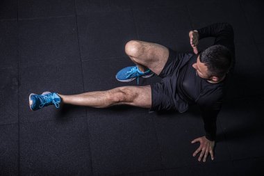 Sakallı yakışıklı bir adamın spor salonunda yoga egzersizi yaparken en iyi görüntüsü. Yüksek resulotion resmi.