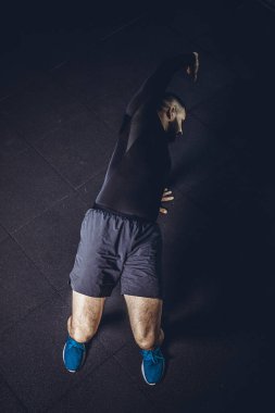Sakallı yakışıklı bir adamın spor salonunda yoga egzersizi yaparken en iyi görüntüsü. Yüksek resulotion resmi.