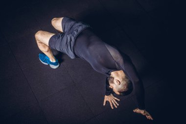 Sakallı yakışıklı bir adamın spor salonunda yoga egzersizi yaparken en iyi görüntüsü. Yüksek resulotion resmi.