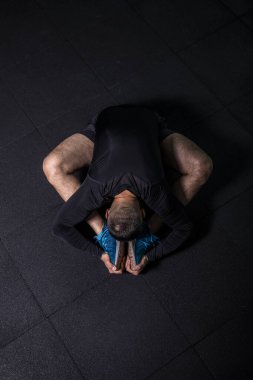 Kaslı ve sakallı yakışıklı genç adam, yoga, pilates, fitness eğitimi, amuda kalkma, asana. Üst görüş, düşük açı. Yüksek resulotion resmi.