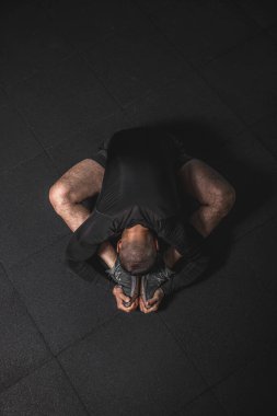 Atletik, sakallı, kaslı, genç bir adam. Yoga, pilates, spor, egzersiz. Üst manzara ve sade bir fotoğraf. Yüksek resulotion resmi.