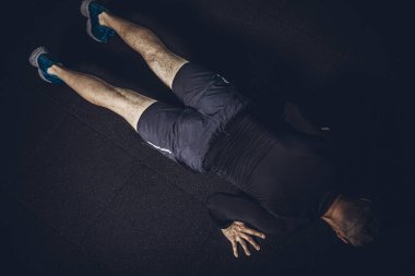 Atletik, sakallı, kaslı, genç bir adam. Yoga, pilates, spor, egzersiz. Üst manzara ve sade bir fotoğraf. Yüksek resulotion resmi.