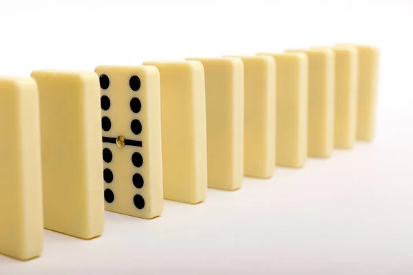 Een Domino Die Uit Rij Springt Domino Stenen Witte Ondergrond — Stockfoto