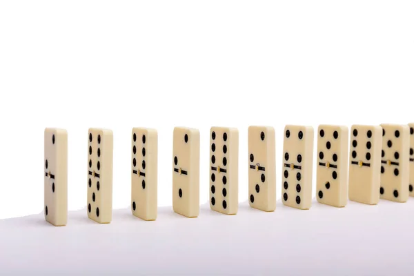 Dominoeffekt Komposition Aus Mehreren Dominoknochen Die Einer Reihe Vor Weißem — Stockfoto