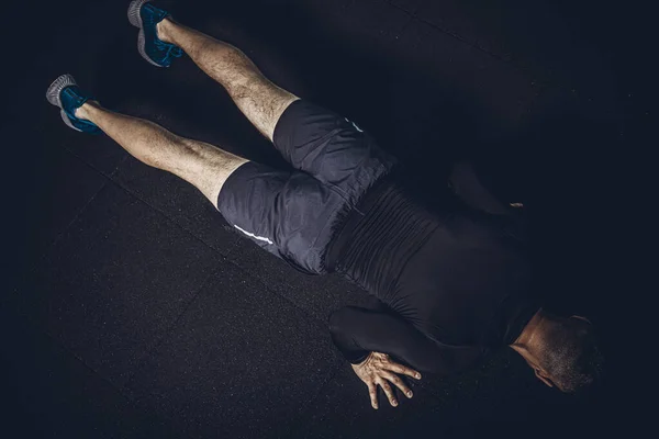 Athletischer Und Bärtiger Muskulöser Junger Mann Der Sport Treibt Yoga — Stockfoto