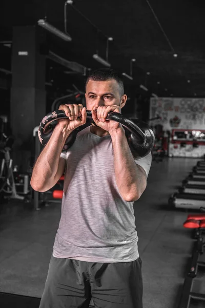 Crossfit Training Fitness Man Doet Een Gewichtstraining Door Kettlebell Tillen — Stockfoto