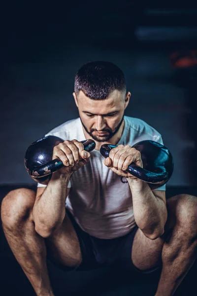 Baard Fitness Man Doet Een Gewicht Training Door Het Opheffen — Stockfoto