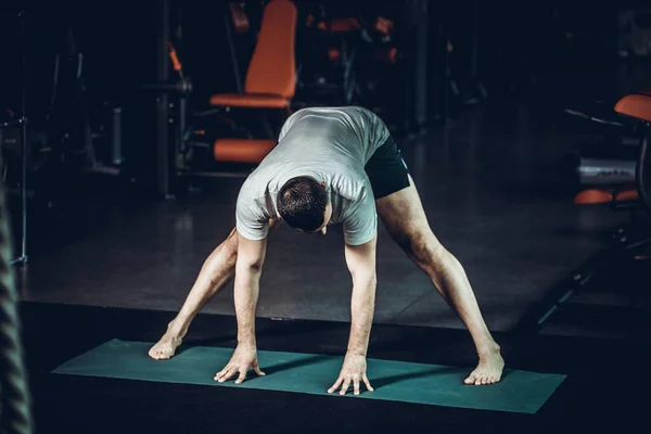 Sportlicher Junger Mann Der Yoga Praktiziert Dehnübungen Macht Ausgedehnte Dreieckshaltung — Stockfoto