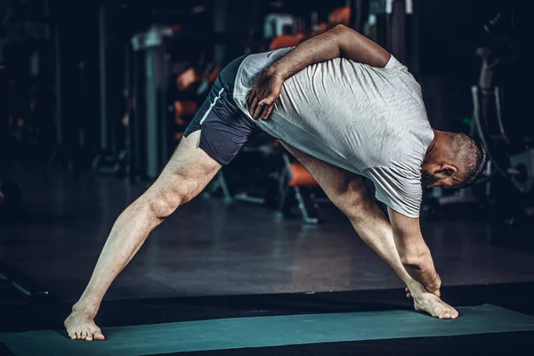 Sportlicher Bärtiger Junger Mann Der Yoga Praktiziert Dehnübungen Macht Eine — Stockfoto