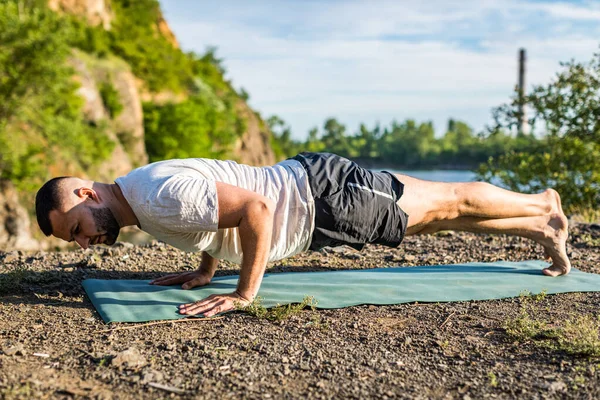 Matin Soir Beau Jeune Homme Faisant Exercice Yoga Sur Rive — Photo