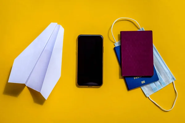 Cerrar Documentos Viaje Pasaporte Teléfono Avión Papel Origami Con Máscara —  Fotos de Stock