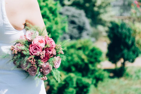 Noiva Mantém Buquê Casamento Rosas Suas Mãos Flores Dia Casamento — Fotografia de Stock