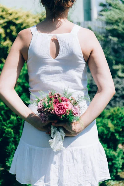 Bride Holds Wedding Bouquet Roses Her Hands Wedding Day Flowers — Stock Photo, Image