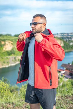 Quarry Gölü 'nde genç ve çekici sakallı bir adam manzaranın tadını çıkarıyor. Hafta sonu konseptinde kamp gezisi.